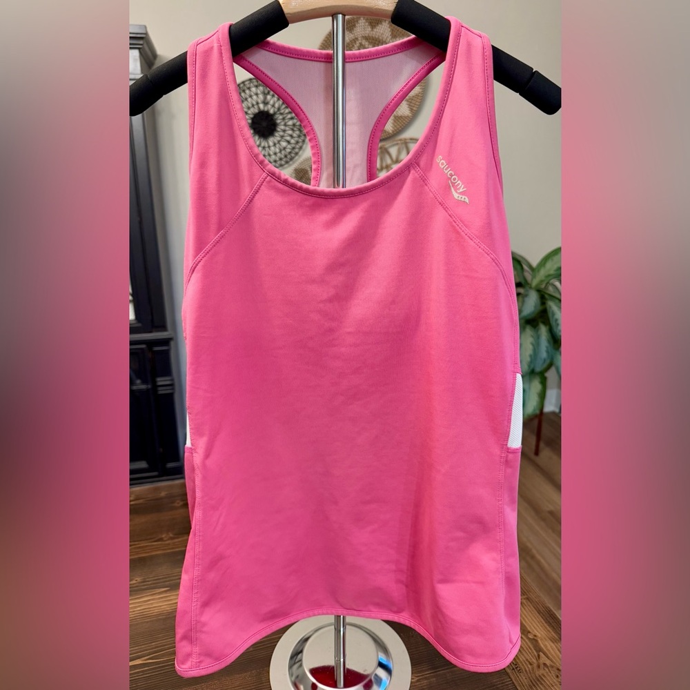 Sauconyโ Womenโs Bright Pink Performance Running/Workout Tank Size L